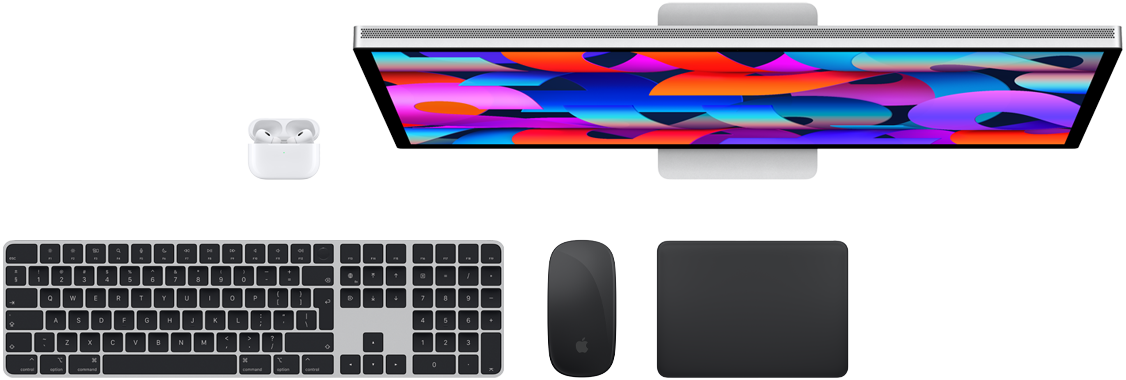Skats no augšas uz Mac piederumiem: Studio Display, AirPods, Magic Keyboard, Magic Mouse un Magic Trackpad